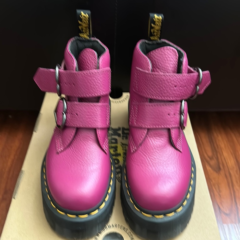 Dr. Martens Devon Heart Fuschia